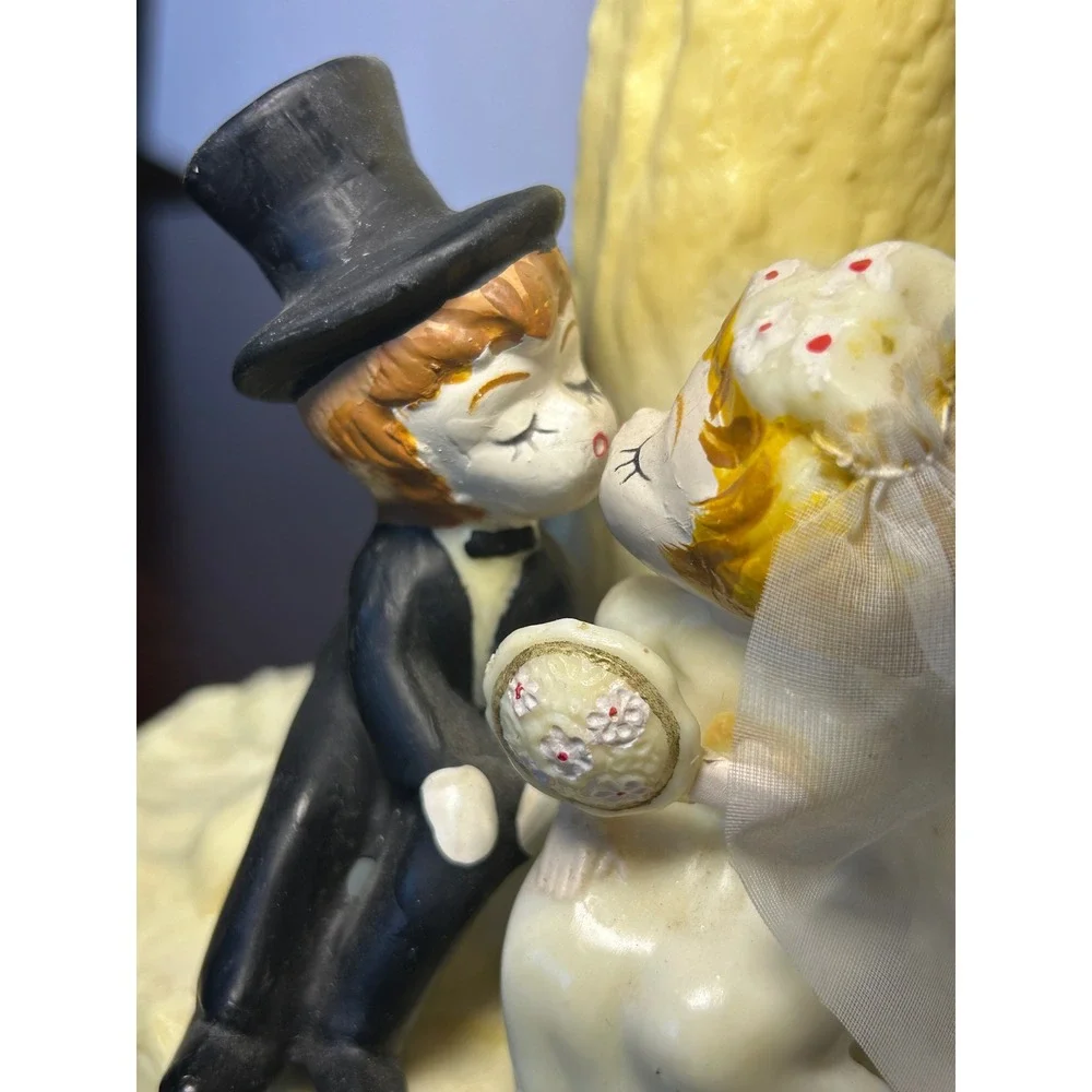 Vintage 1971 Wilton Wedding Cake Topper Bride Groom Kissing Plastic Figurine